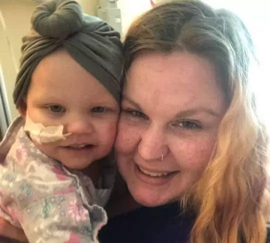 Ce bébé atteint de cancer est victime de propos haineux à cause de ses parents