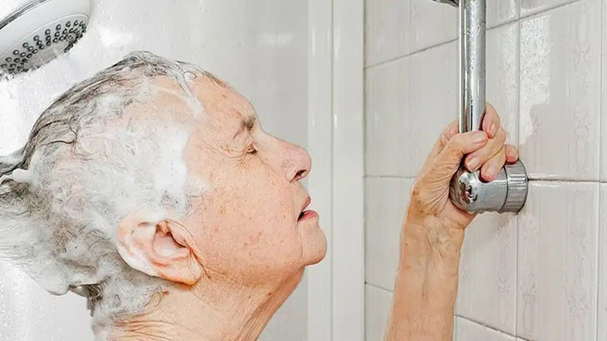 Nombre idéal de douches par semaine après 65 ans