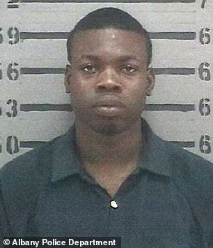 Cette petite fille a &eacute;t&eacute; viol&eacute;e et battue pas son beau-p&egrave;re devant sa m&egrave;re