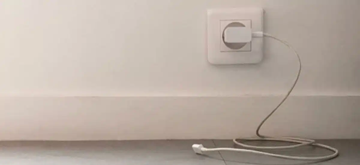 Chargeur branché inutilement
