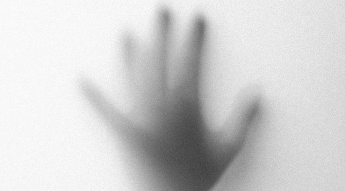 Main tendue vers une lumière symbolisant une présence invisible