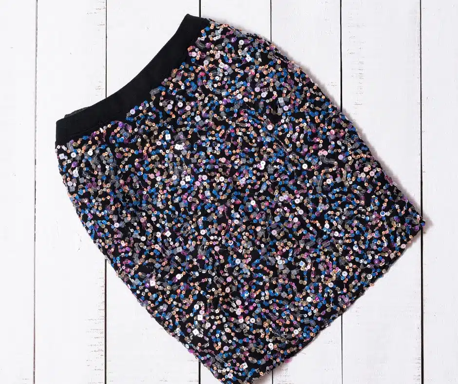 Femme élégante portant une mini-jupe