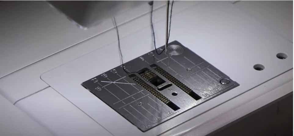 Cousez directement l’ourlet à la machine avec un point zigzag