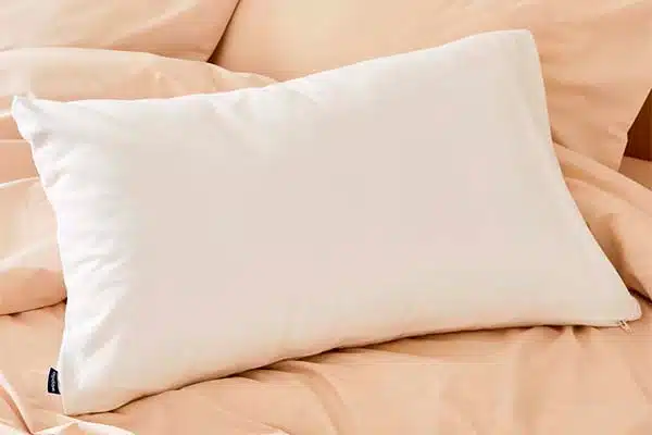 Détail d'une taie d'oreiller propre et bien repassée