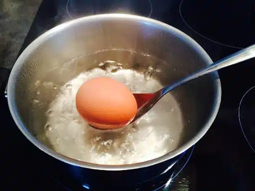 Casserole avec des œufs dans de l'eau froide sur une cuisinière