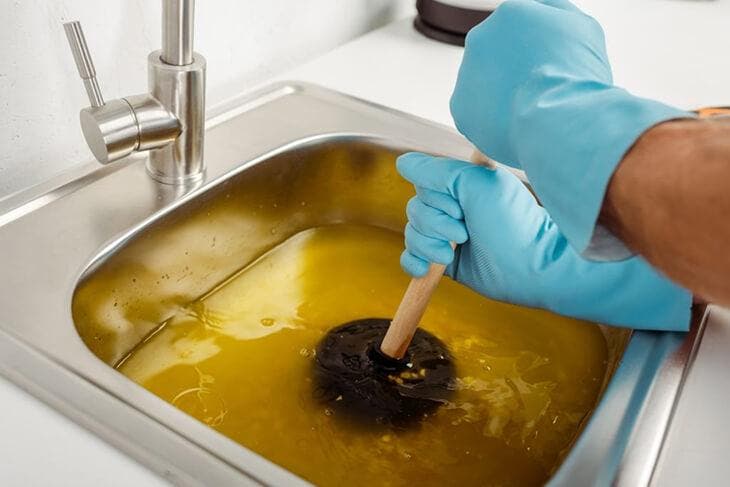 Déboucher un évier avec une ventouse