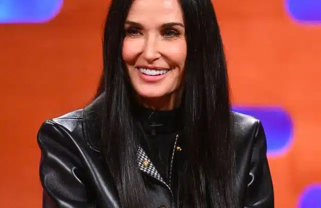 Demi Moore vêtue de cuir, rayonnante
