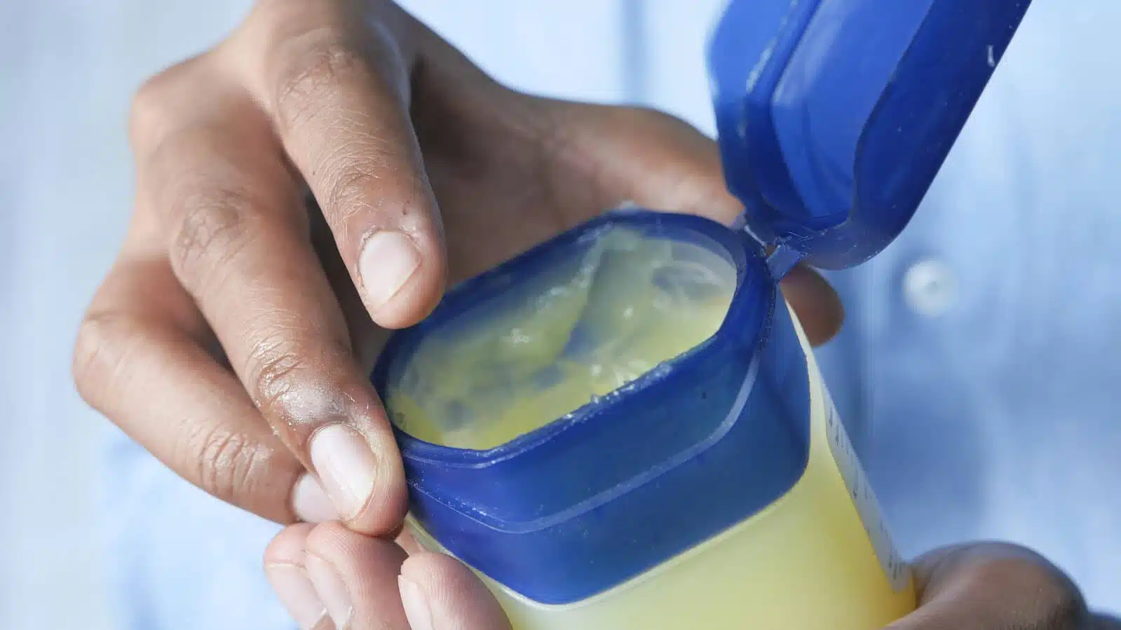 Vaseline onder de ogen aanbrengen