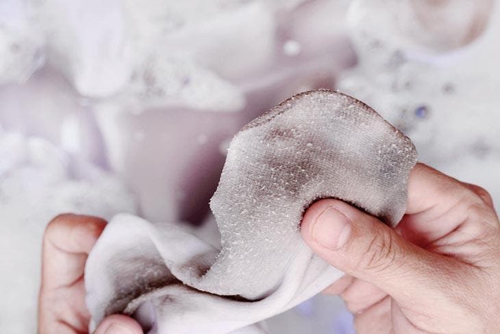 Des chaussettes blanches sales – source : spm