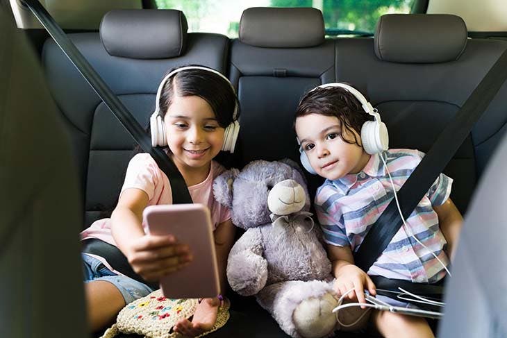 Des enfants dans la voiture