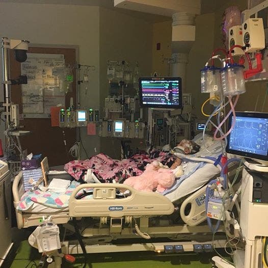 Des parents laissent leur enfant de 3 ans seule avec la baby-sitter