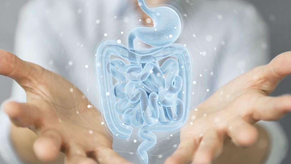 Tasse d'infusion chaude et bol d'&eacute;pices sur une table en bois