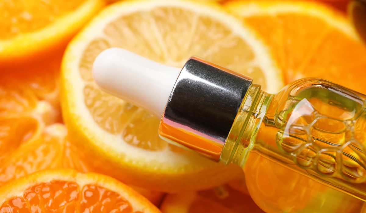 Lamelles d'&eacute;corces d'orange dans une carafe d'eau