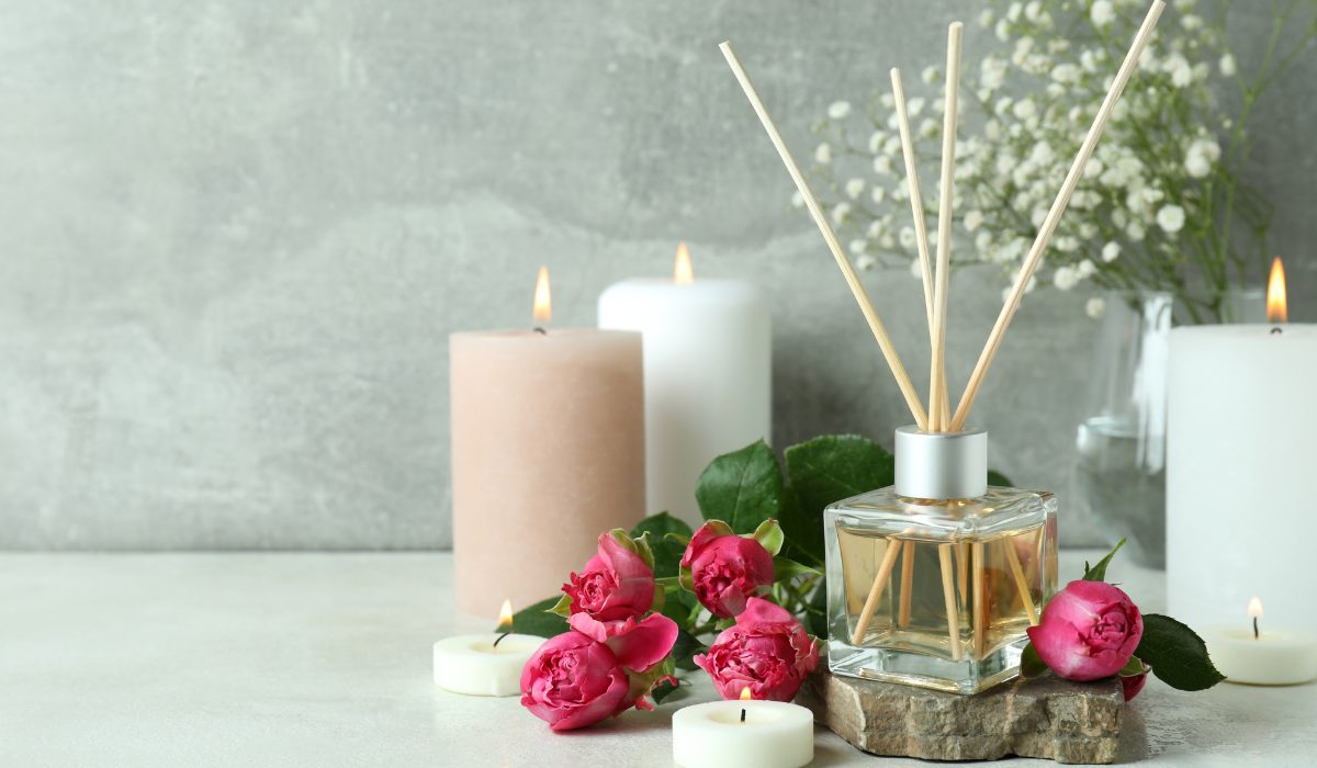 Bouteille en plastique avec des &eacute;corces d'orange &agrave; l'int&eacute;rieur