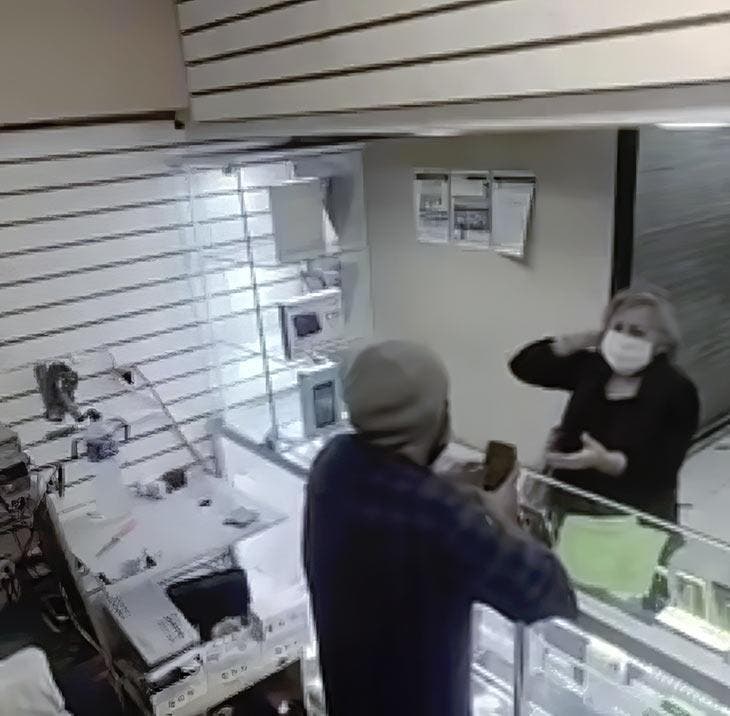 Dona aurora&nbsp;dans le magasin de t&eacute;l&eacute;phonie mobile&nbsp;&ndash; source&nbsp;: spm