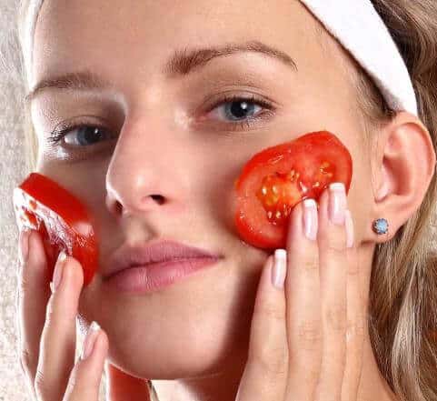 Tomate coupée en tranches sur un plan de travail