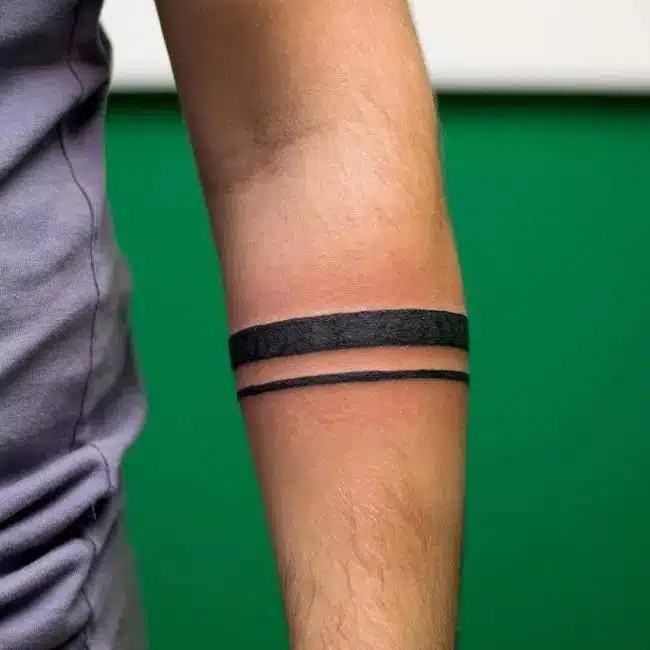 Tatouage minimaliste bande noire