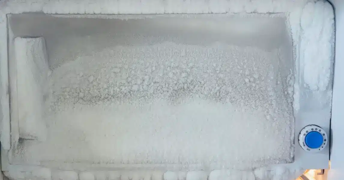 Congélateur recouvert de givre épais