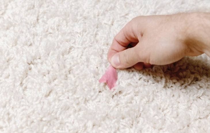 Enlever du chewing-gum du tapis