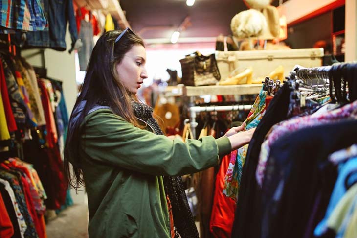 Faire du shopping dans une friperie. source : spm