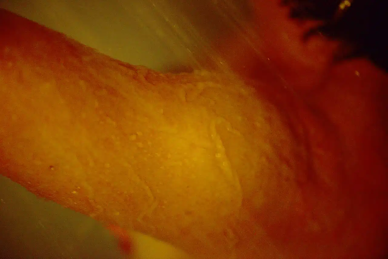 Détail d'une épaule féminine sous l'eau de la douche