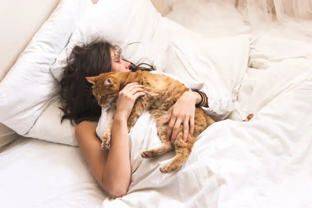 Femme et chat endormis ensemble