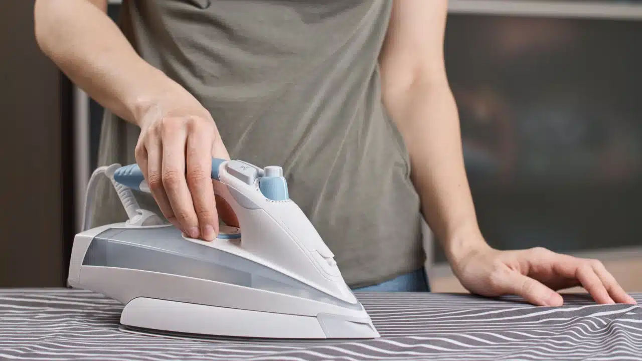Fer à repasser propre posé sur une table en bois