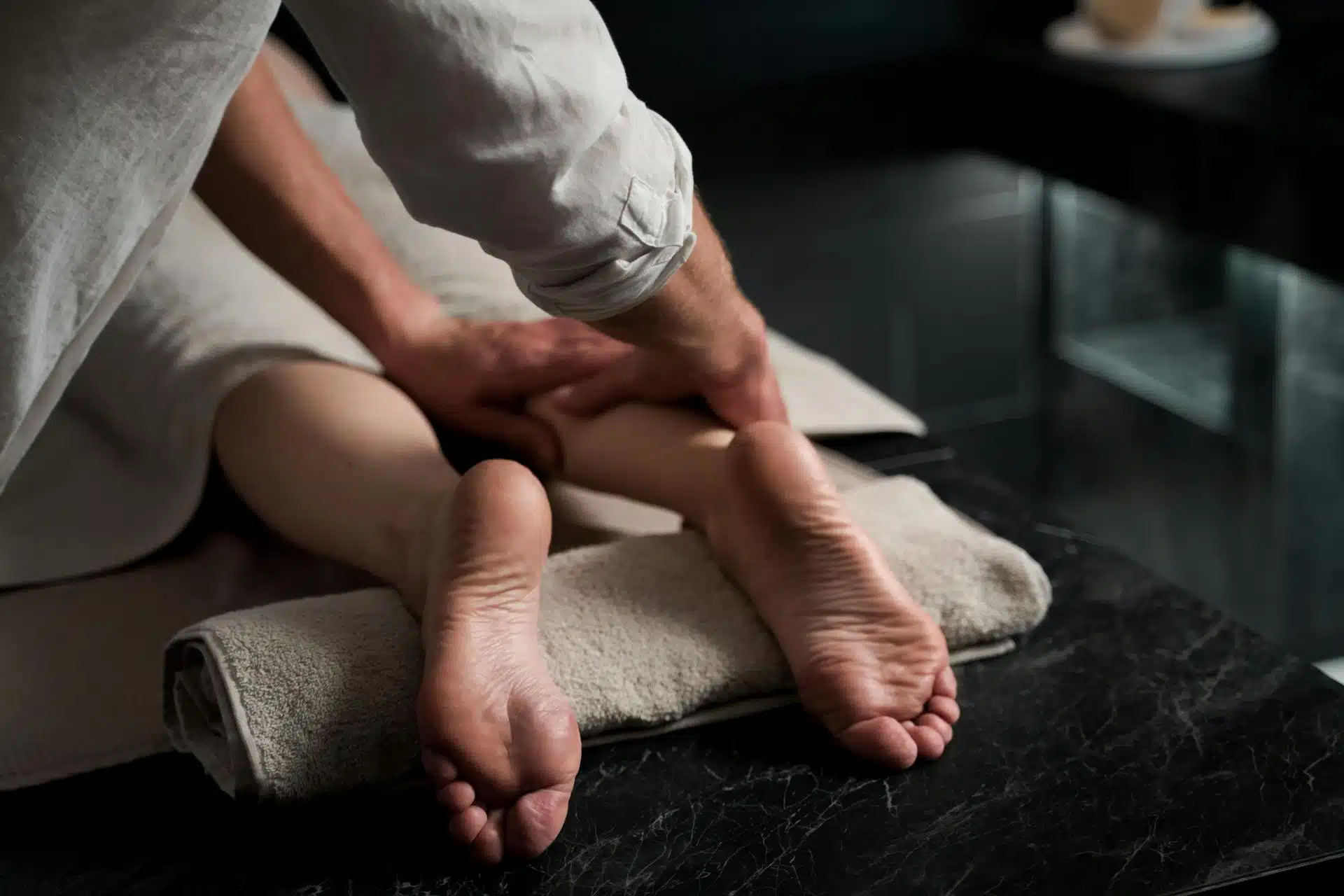 Massage des pieds et des mollets pour une personne âgée