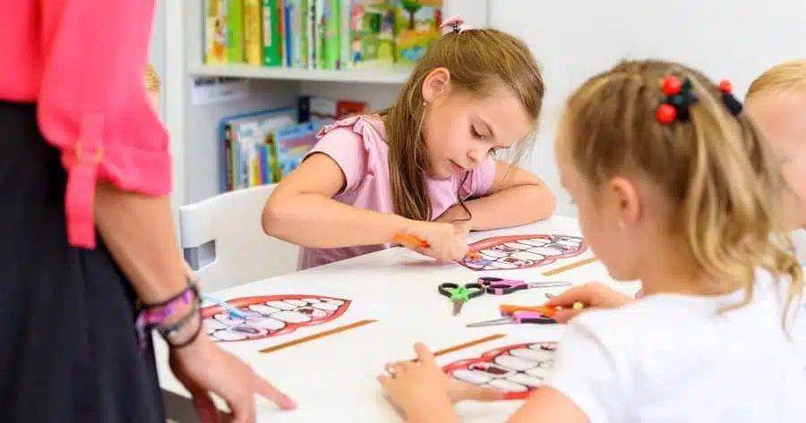 Enfant heureux dans un environnement équilibré