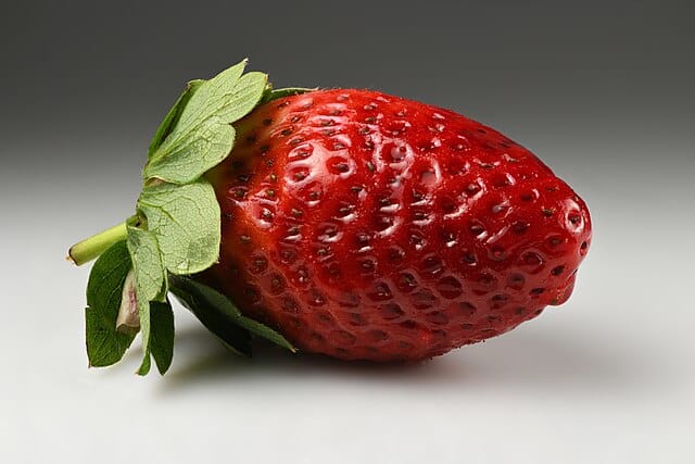 Fraises fraîches sur une table
