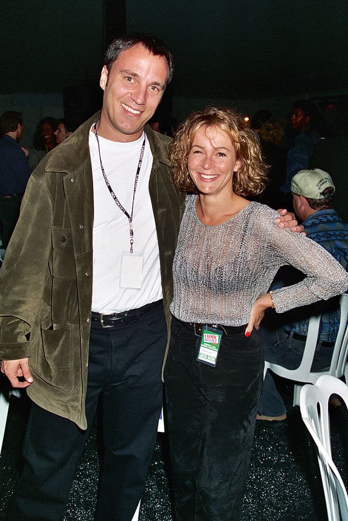 Jennifer Grey r&eacute;fl&eacute;chissant