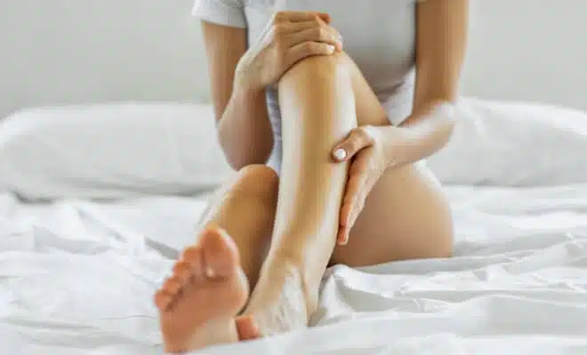 Femme souffrant de jambes sans repos
