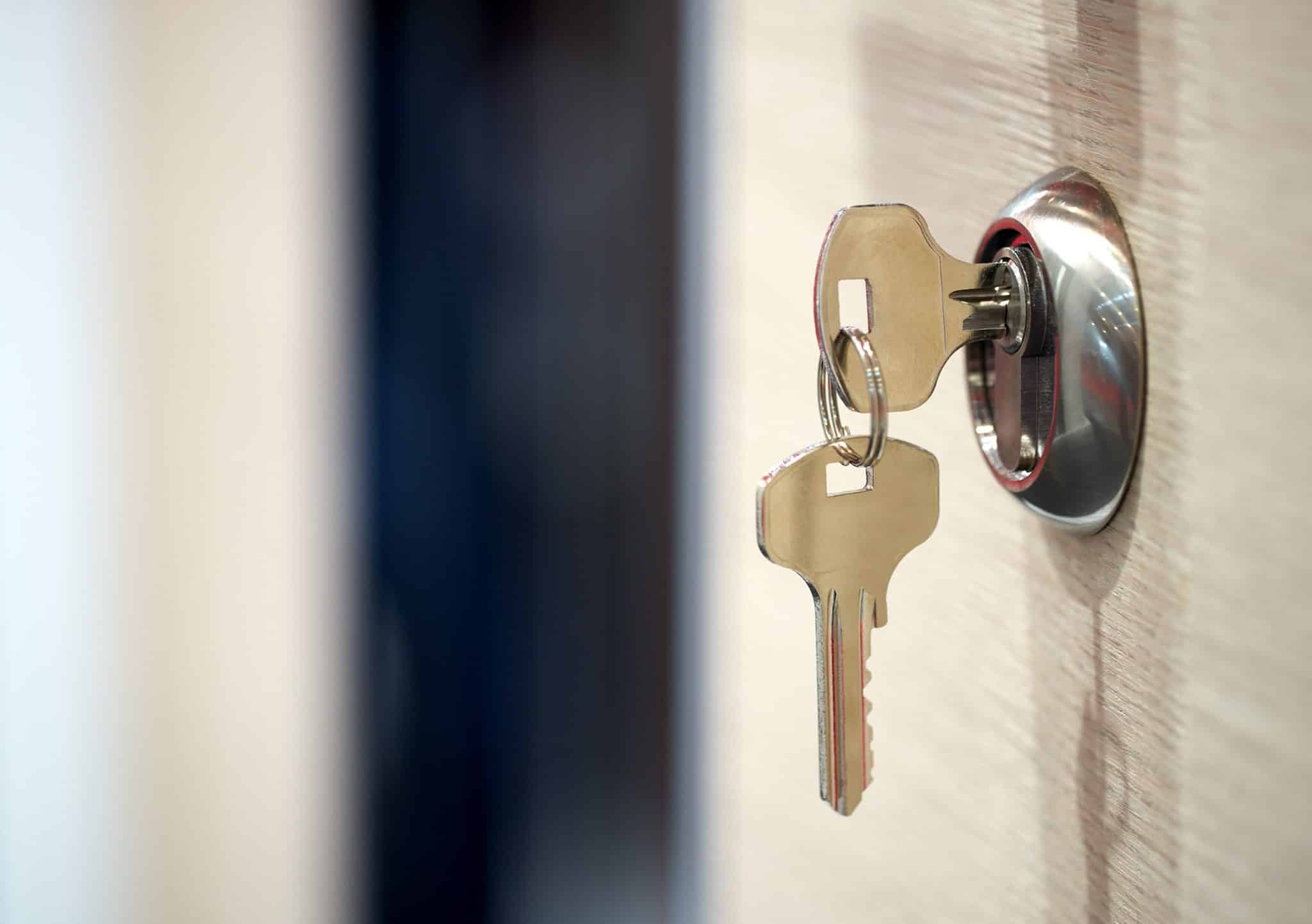 Dossier d'assurance ouvert sur un bureau