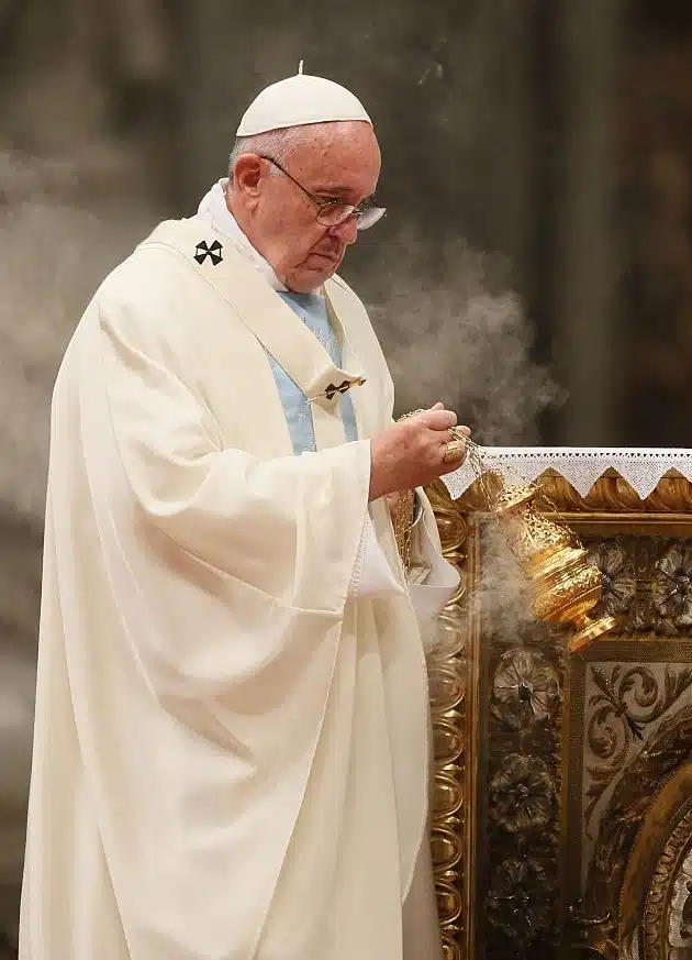 Pape François avec sa simple bague