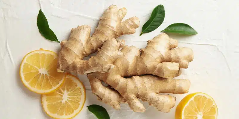 Gingembre frais et citron coupés, ingrédients pour un soin maison
