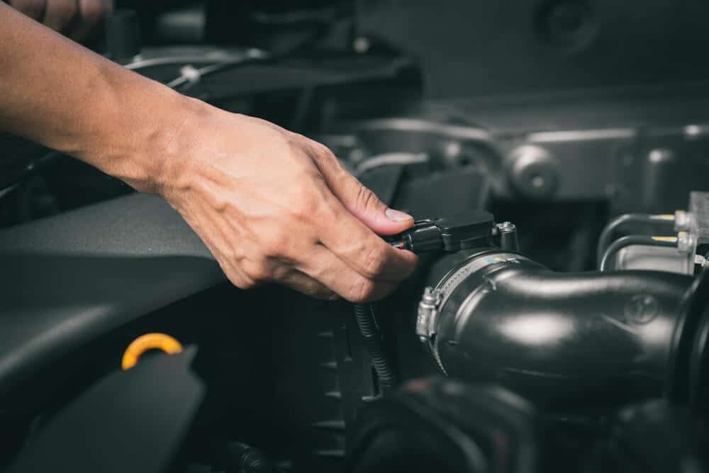 Technicien nettoyant un capteur MAF