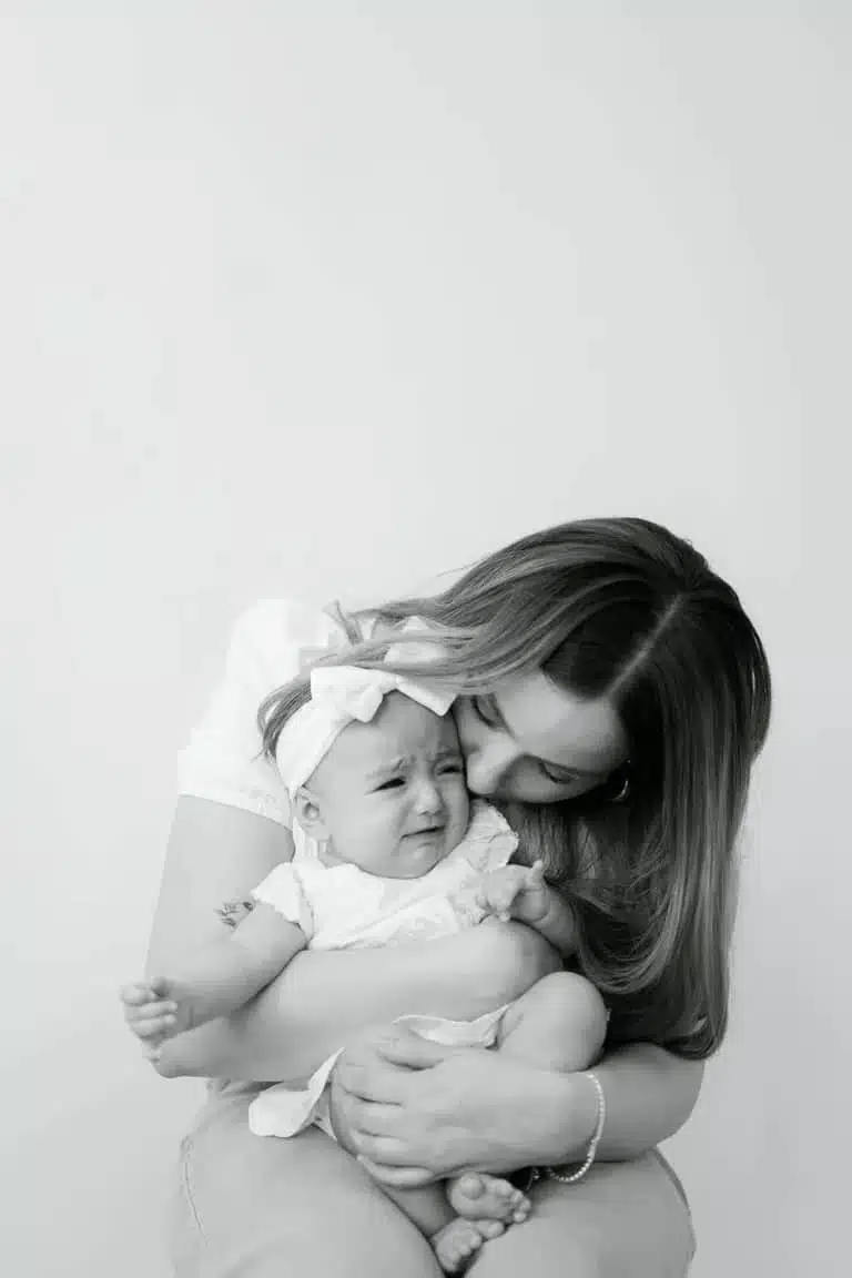 Mère et enfant partageant un moment tendre