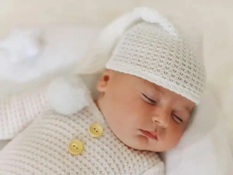 Couple avec bébé dans un parc