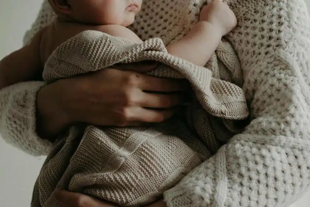 Femme contemplant un bébé endormi