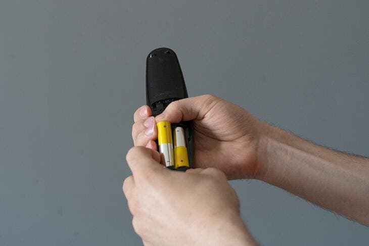 Insérer des piles dans la télécommande