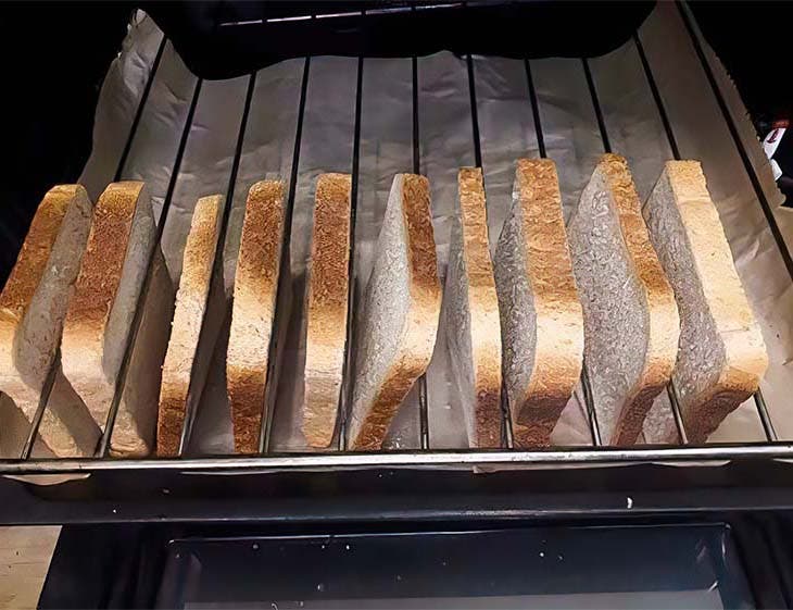 Insérez votre pain de mie entre les barreaux de la grille du four et obtenez du pain bien croustillant
