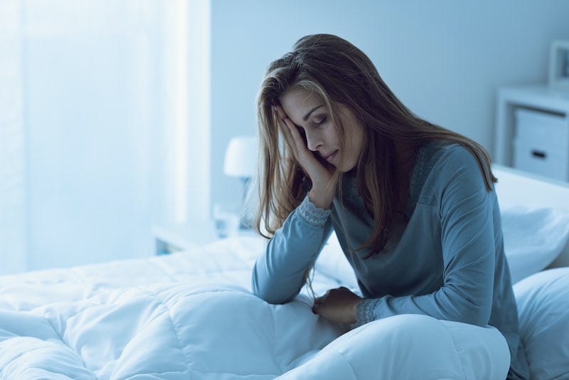 Femme souffrant d'insomnie la nuit