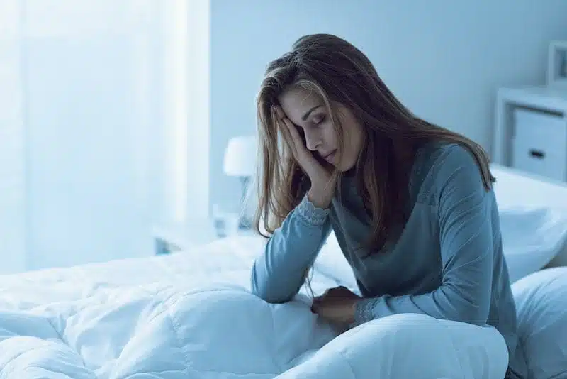 Femme souffrant d'insomnie la nuit