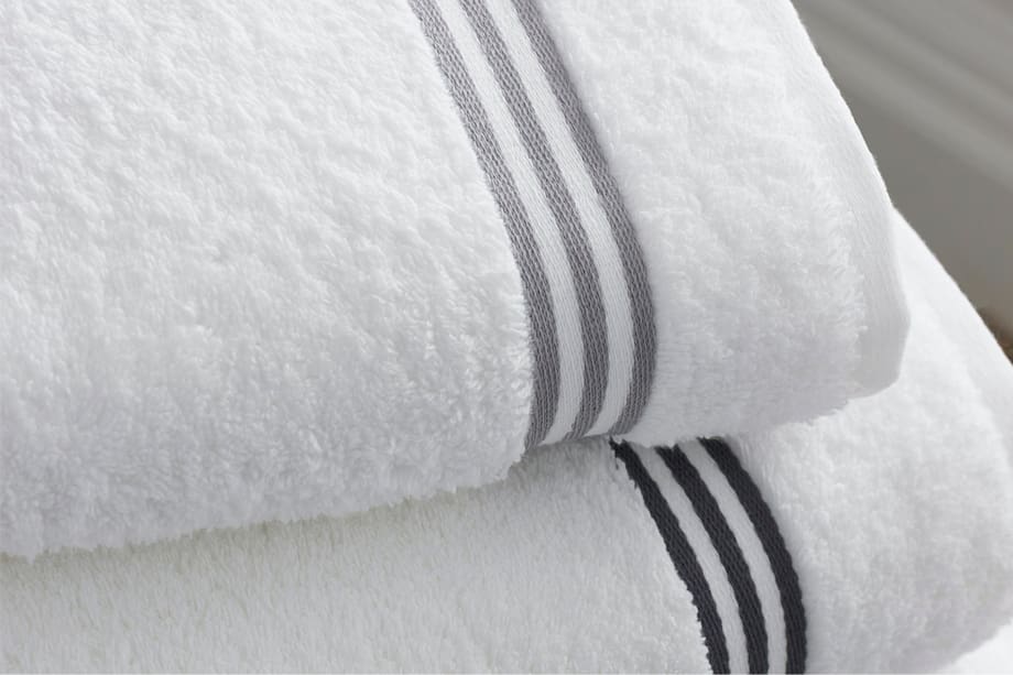 Serviettes de bain pli&eacute;es et empil&eacute;es dans une salle de bain