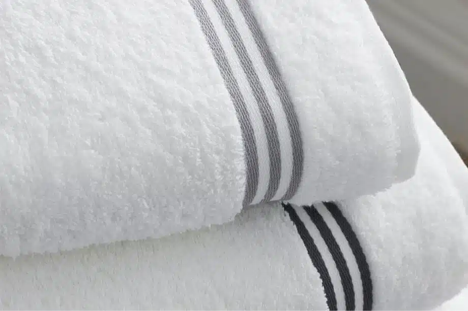 Serviettes de bain pliées et empilées dans une salle de bain