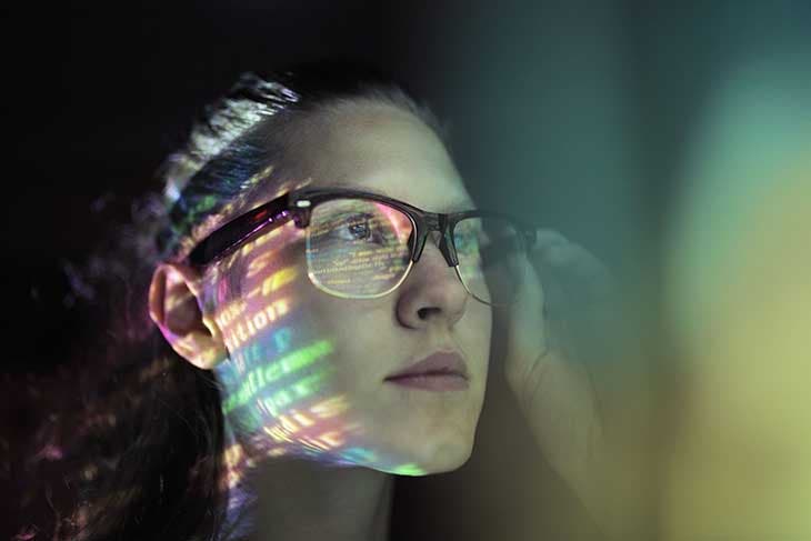 Jeune femme concentrée