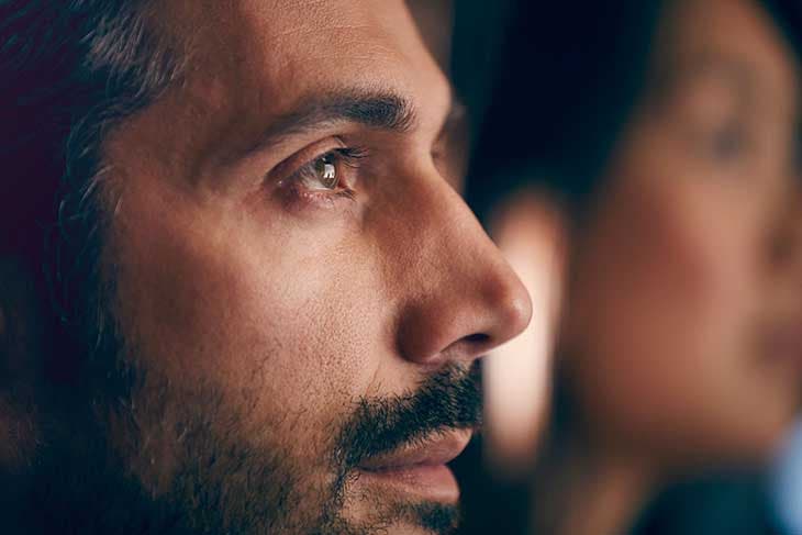 Jeune homme concentré