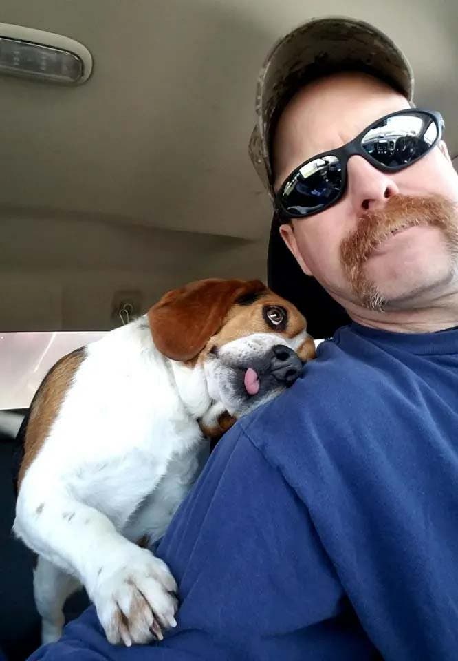 Joe Kirk et Gregory. Le chien est plein de gratitude envers son sauveur
