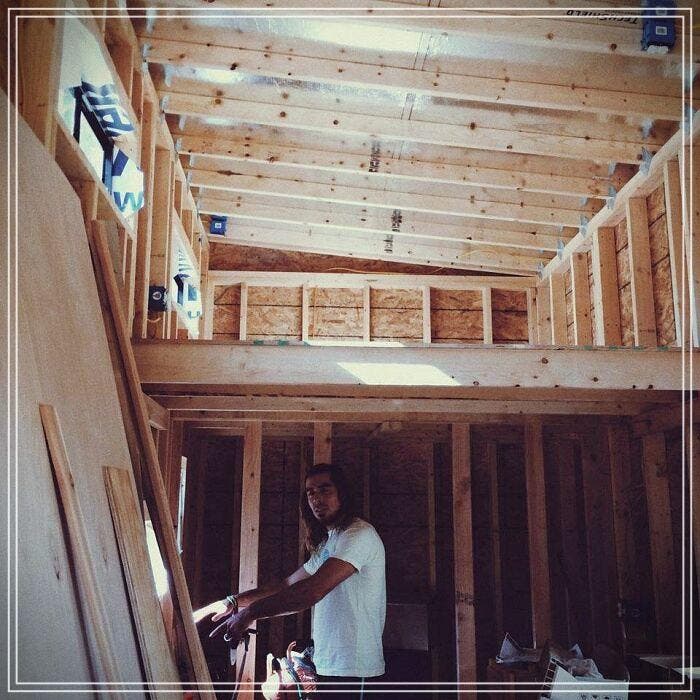 Joël Weber à l'intérieur de sa cabane