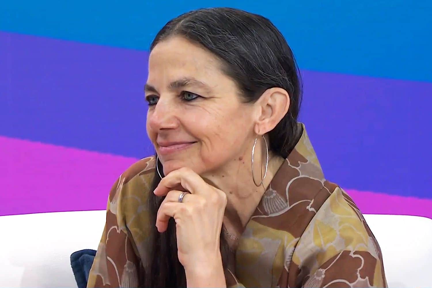 Justine Bateman &agrave; la t&eacute;l&eacute;vision, parlant avec aisance